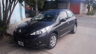 Roban un automóvil estacionado en cochera