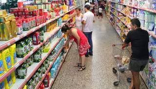 Las ventas en supermercados cayeron 12,6% y en shoppings 22,9%