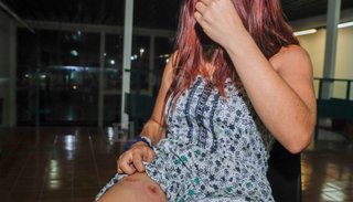 Denuncian una brutal agresión policial a una mujer al salir de una carpa
