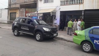 Mató a su mujer e hirió a su amante, un vecino