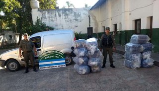 Escapó de un control y abandonó su auto con 340 kilos de coca