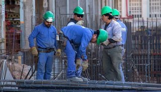 Por la crisis, el Gobierno adelantó el aumento del salario mínimo vital y móvil