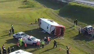 Otro vuelco fatal de un micro: hay dos muertos y al menos 13 heridos