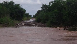 Caminos anegados y comunidades aisladas en el Chaco salteño