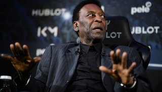 Pelé está deprimido porque no puede caminar