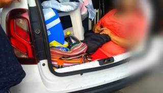 En Brasil multaron a un argentino por llevar a su suegra en el baúl