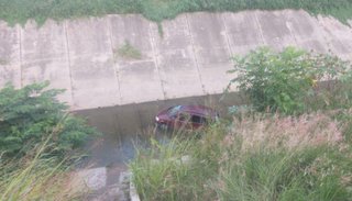VIDEO Un auto se cayó al canal de la avenida Hipólito Yrigoyen