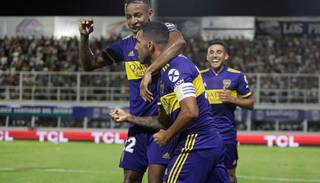 Boca goleó en Santiago y le sigue metiendo presión al millonario