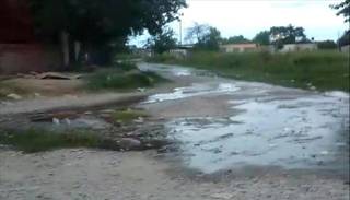 Persiste derrame de aguas servidas en calle Los Sauces