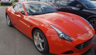 A todo lujo: Tevez llegó al entrenamiento en una Ferrari California