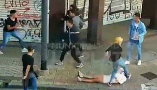 Video. Brutal pelea: Una mujer le pateó la cabeza a una joven y la dejó inconsciente