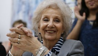 Para Carlotto, el Presidente "no debería haber pedido disculpas" por sus dichos sobre los militares
