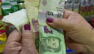  Últimos días del billete de  cinco pesos y no hay  monedas en circulación