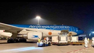 Video. Llegó al país el vuelo de Aerolíneas Argentinas con 904 mil vacunas desde China