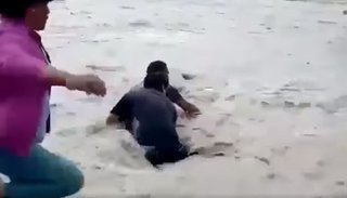 VIDEO Desesperado rescate de un motociclista que intentaba cruzar la anegada ruta 18