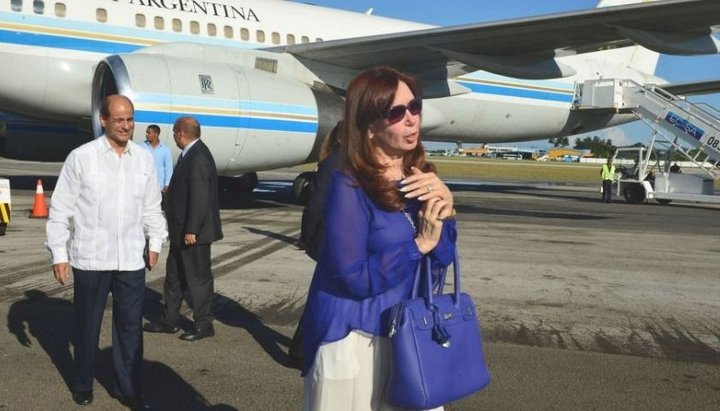 Los vuelos de Cristina Kirchner a El Calafate en aviones oficiales cuestan 18 veces más que un pasaje en Primera en Aerolíneas Argentinas