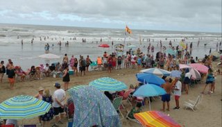 Desesperada búsqueda de un turista que se metió al mar y nunca salió