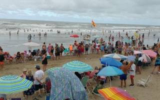 Desesperada búsqueda de un turista que se metió al mar y nunca salió