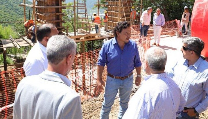 Avanza a buen ritmo la construcción de una cisterna en el cerro