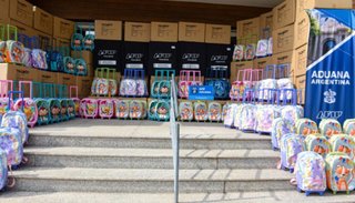 La aduana donó 3.760 mochilas secuestradas