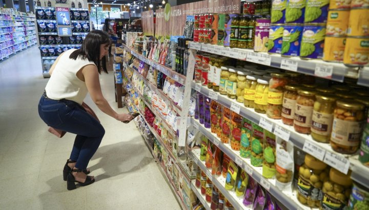 Efecto inflación: la gente compra menos en supermercados y elige los precios de mayoristas