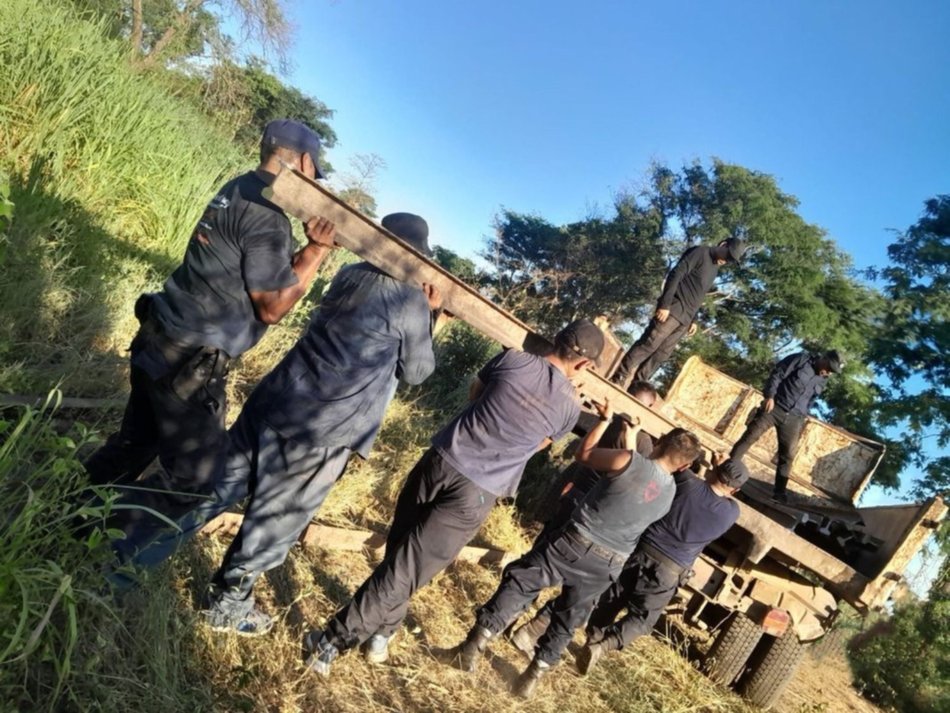 Se robaba más de 100 metros de rieles del ferrocarril, quiso huir y quedó detenido