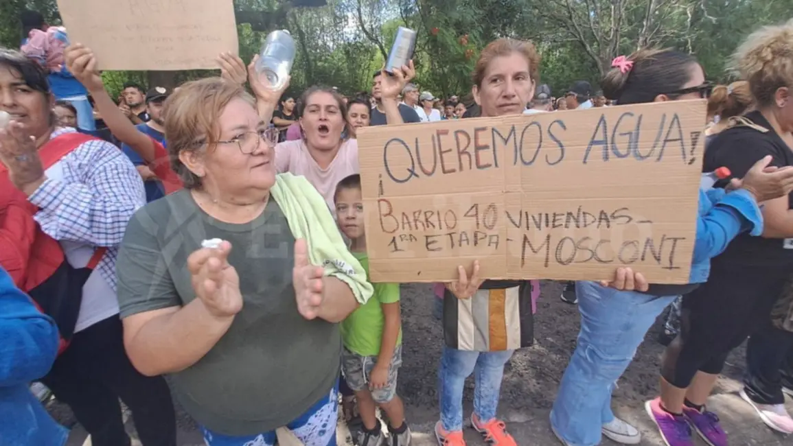 Mosconi: La intendente Guerrero encabezó una manifestación por la falta de agua