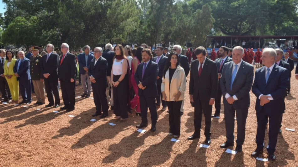 Cantos a favor y muy buena recepción tuvo la  vicepresidenta en el Monumento 20 de Febrero