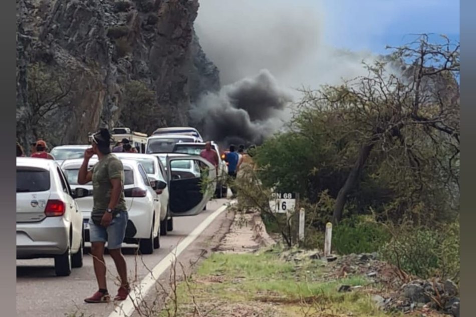 VIDEO. Un auto se prendió fuego y causó conmoción camino a Cafayate
