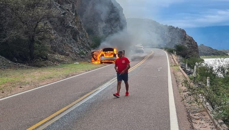VIDEO. Un auto se prendió fuego y causó conmoción camino a Cafayate
