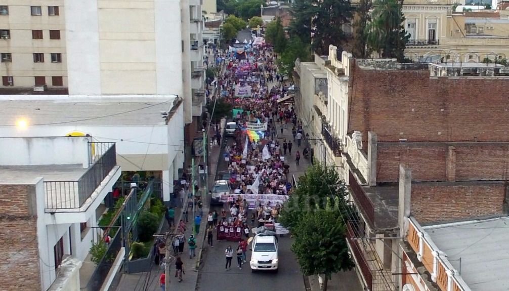 Cientos de mujeres salieron a las calles. Fotos: Federico Medaa y Pablo Yapura Cientos de mujeres salieron a las calles. Fotos: Federico Medaa y Pablo Yapura