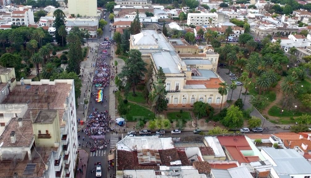 Cientos de mujeres salieron a las calles. Fotos: Federico Medaa y Pablo Yapura
