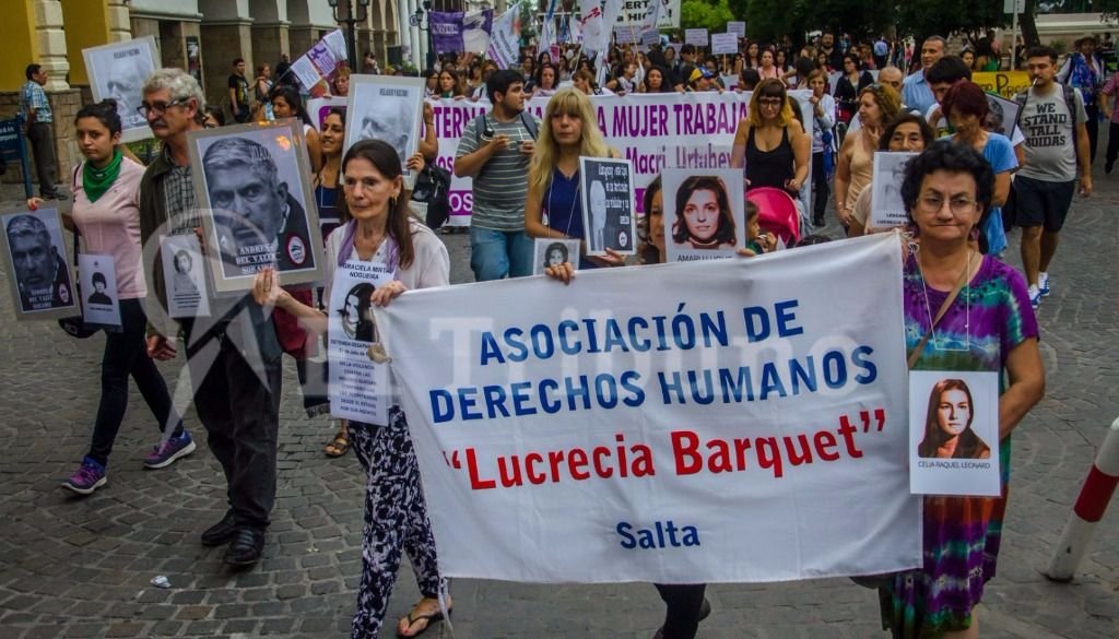 Cientos de mujeres salieron a las calles. Fotos: Federico Medaa y Pablo Yapura Cientos de mujeres salieron a las calles. Fotos: Federico Medaa y Pablo Yapura