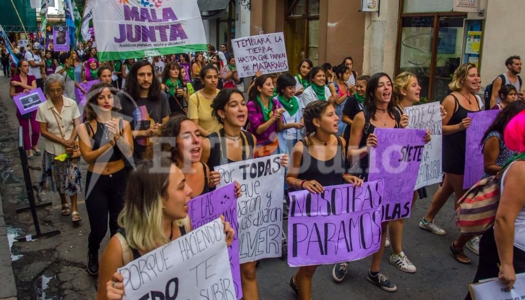 Cientos de mujeres salieron a las calles. Fotos: Federico Medaa y Pablo Yapura Cientos de mujeres salieron a las calles. Fotos: Federico Medaa y Pablo Yapura