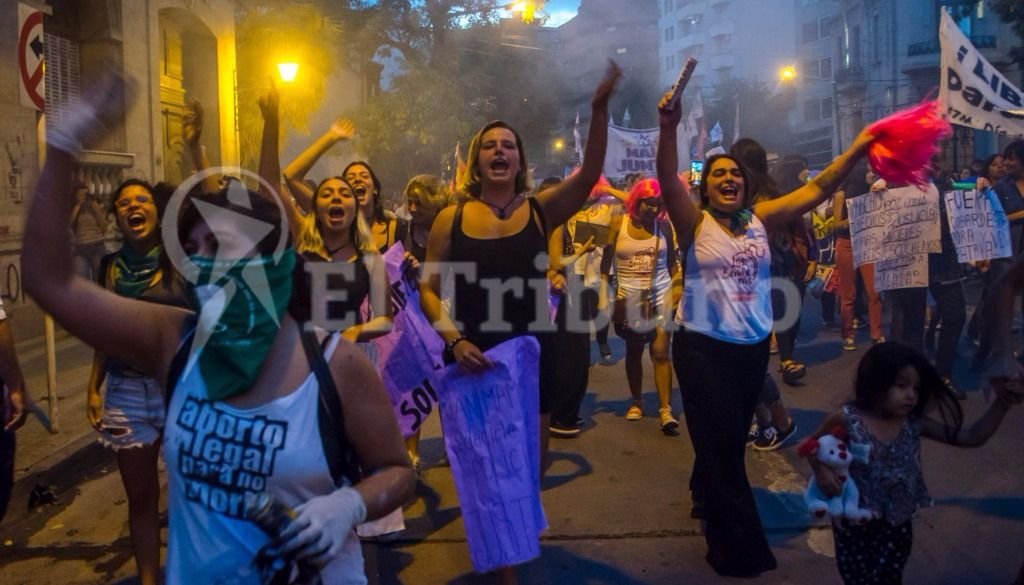 Cientos de mujeres salieron a las calles. Fotos: Federico Medaa y Pablo Yapura Cientos de mujeres salieron a las calles. Fotos: Federico Medaa y Pablo Yapura