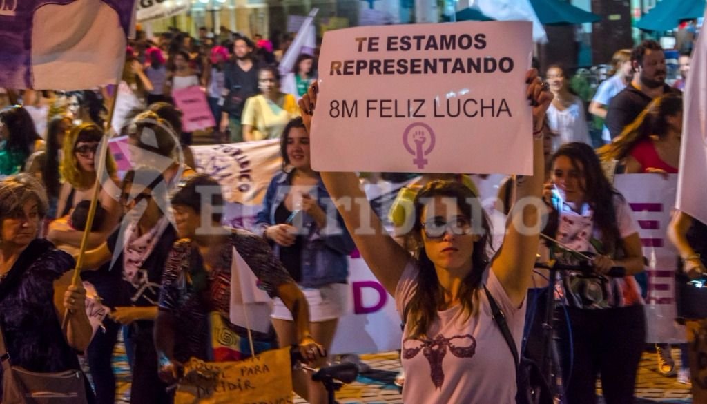 Cientos de mujeres salieron a las calles. Fotos: Federico Medaa y Pablo Yapura