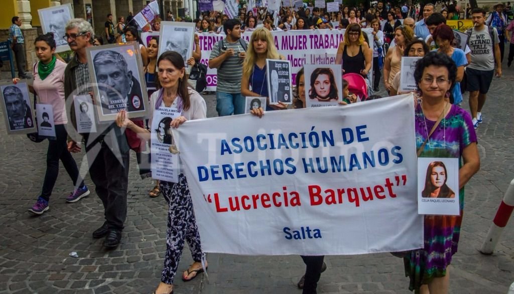 Cientos de mujeres salieron a las calles. Fotos: Federico Medaa y Pablo Yapura Cientos de mujeres salieron a las calles. Fotos: Federico Medaa y Pablo Yapura
