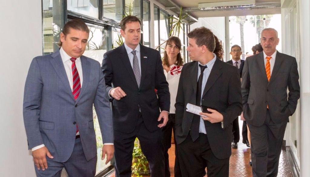 Thomas Cooney, embajador de Estados Unidos, recorriendo la planta editorial. Jan Touzeau Thomas Cooney, embajador de Estados Unidos, recorriendo la planta editorial. Jan Touzeau
