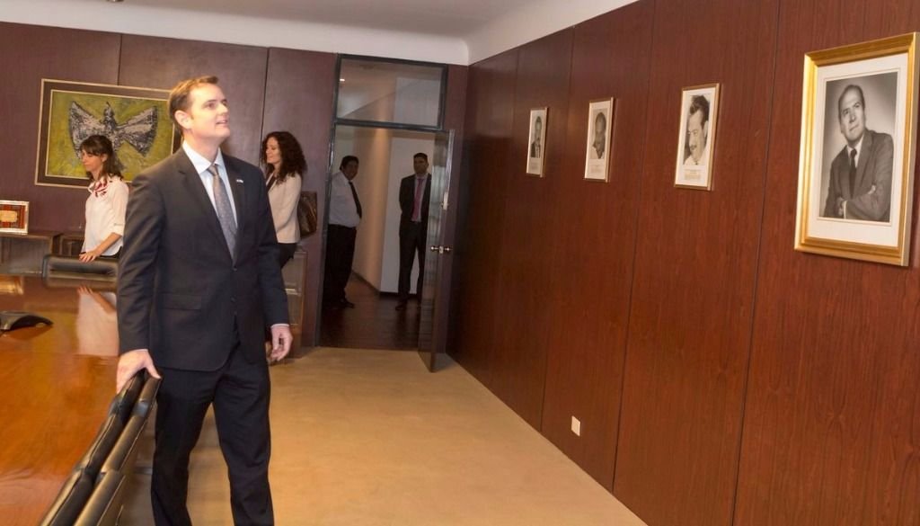 Thomas Cooney, embajador de Estados Unidos, recorriendo la planta editorial. Jan Touzeau Thomas Cooney, embajador de Estados Unidos, recorriendo la planta editorial. Jan Touzeau