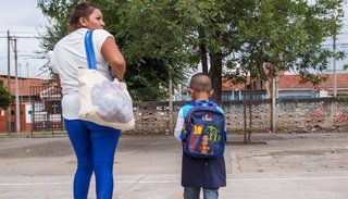Cada vez más chicos tienen afecciones en la espalda por cargar mochilas muy pesadas
