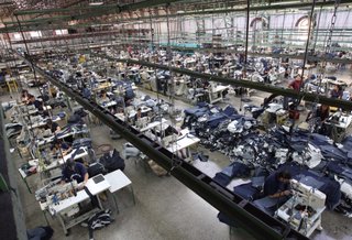 Sigue en baja la producción industrial