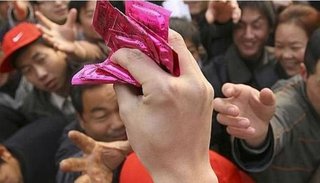 Zimbabwe le reclama a China porque le vende preservativos que "son demasiados chicos"
