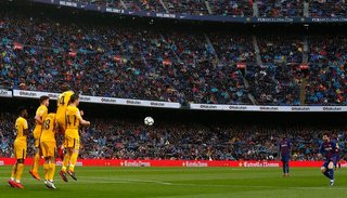 A llorar a la cruz. Dicen que la barrera en el gol de Messi estaba mal parada