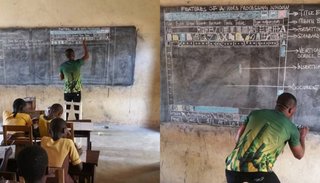 Un profesor de Ghana enseña computación en una pizarra