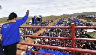 Evo Morales viaja a Chile en pleno reclamo marítimo