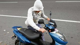 Se accidentó, un hombre se acercó, le robó la moto y lo dejó herido en la calle