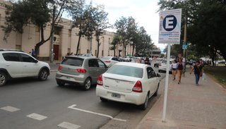 Cobran estacionamiento en el parque San Martín