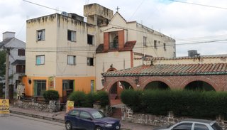 Denunció al dueño de un hotel que se incendió