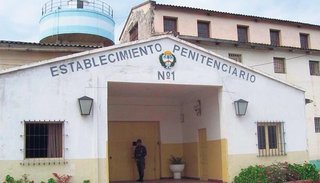 Un interno fue sorprendido con un elemento indebido y amenazó a guardiacárceles