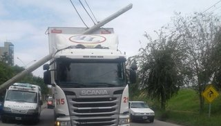 Un camión arrastró un poste de luz y lesionó a una chica en la UNSa